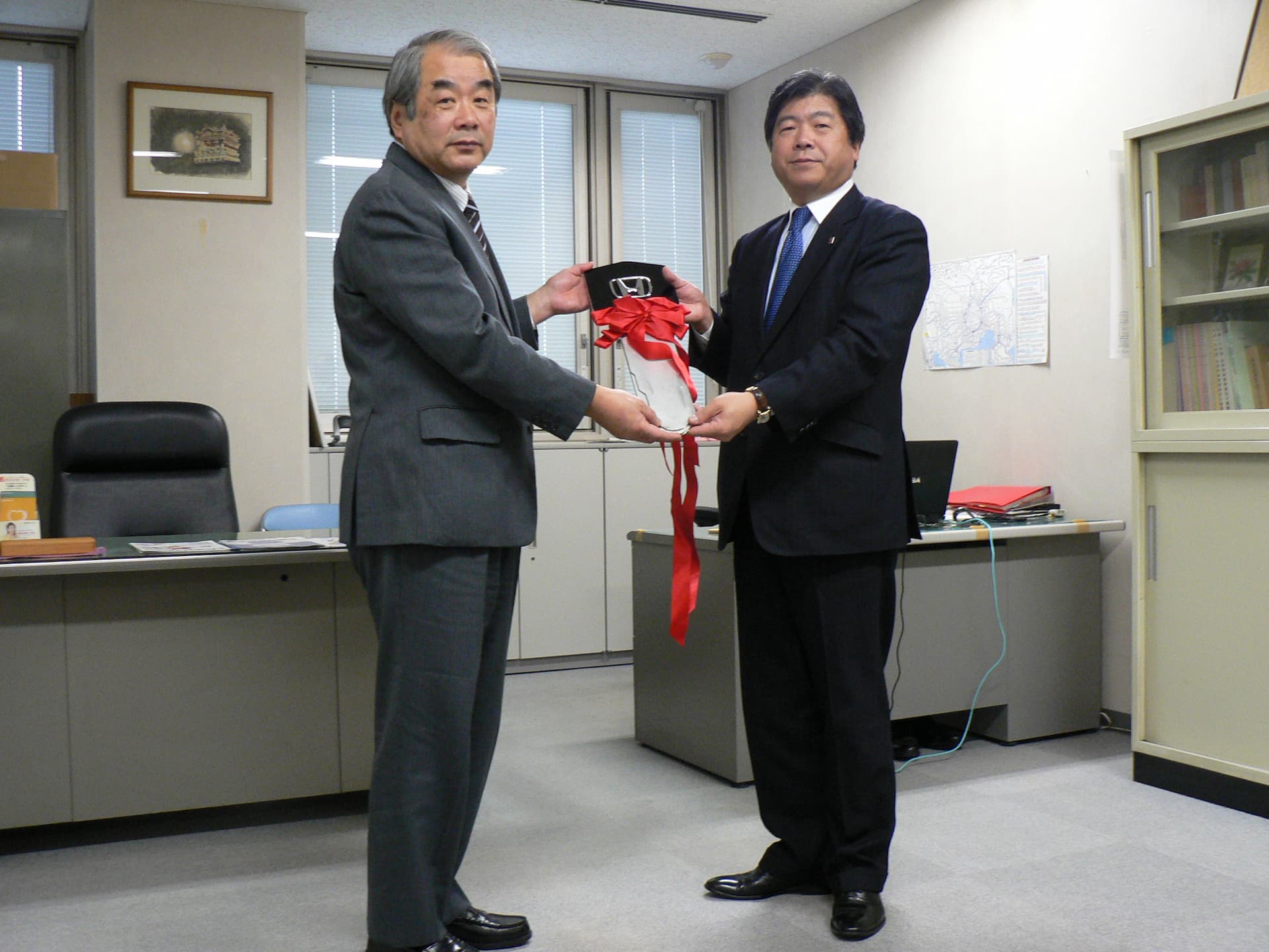 左：弊社社長 小髙　右：埼玉県社会福祉協議会副会長 秋元氏