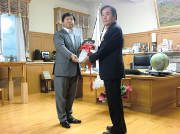 左：弊社社長 小髙　右：埼玉県社会福祉協議会会長 上田知事