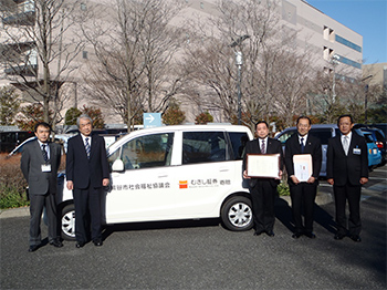 福祉巡回車両（熊谷市社会福祉協議会）と共に関係者と記念撮影
